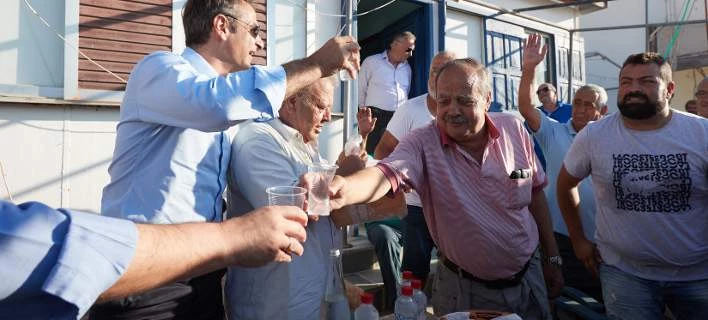 Με μαντινάδα υποδέχθηκαν τον Μητσοτάκη στη Σητεία: Αυριανέ πρωθυπουργέ!